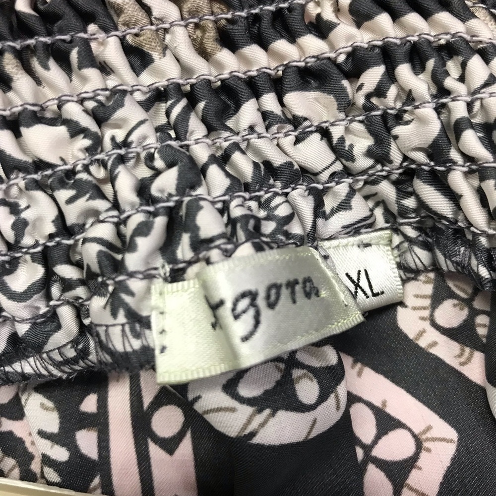 Short sleeve blouses please give size shirt will not be exact style shown - Picture 2 of 4